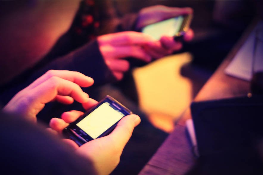 Aż 58 proc. amerykańskich posiadaczy smartfonów sprawdza telefon co godzinę.