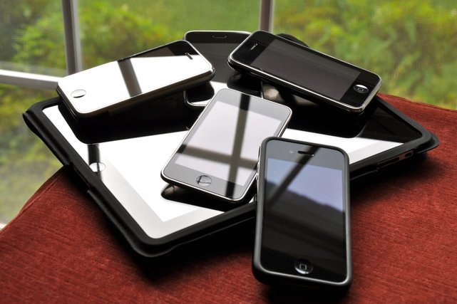 Wszystko wskazuje, że już jutro Apple zaprezentuje najnowszego iPhone'a 5. Na zdjęciu starsze modele iPhone'a i iPada