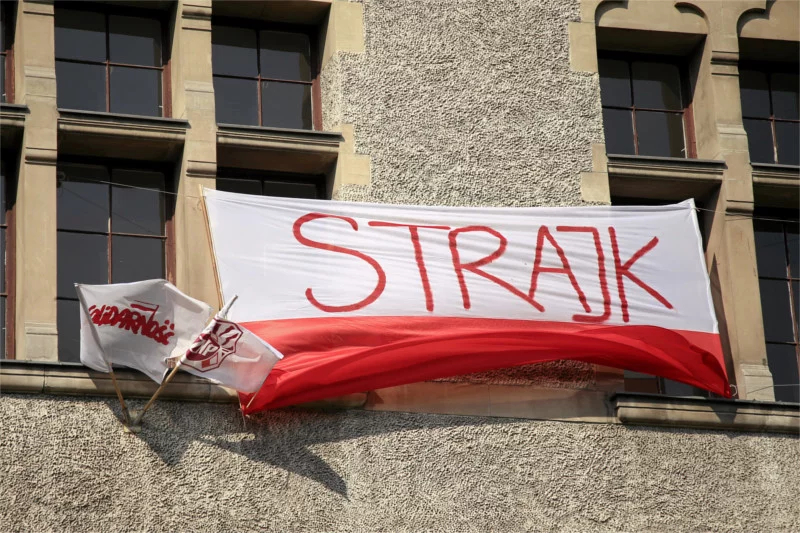 W Szczecinie strajkuje FZZ, ZNP i "Solidarność". Taki widok, mimo porozumienia 'S" z rządem" można zobaczyć w wielu miastach w Polsce.