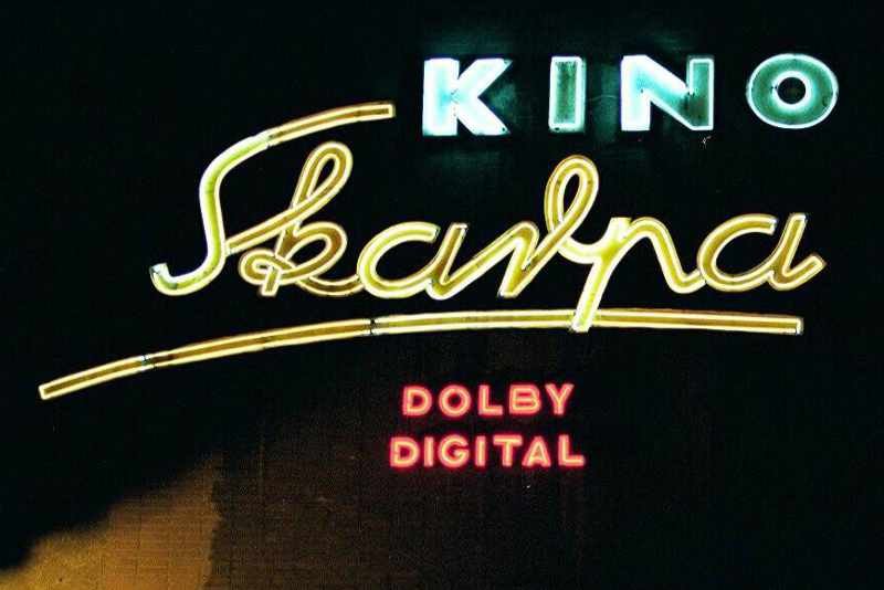 Kultowy neon kina Skarpa