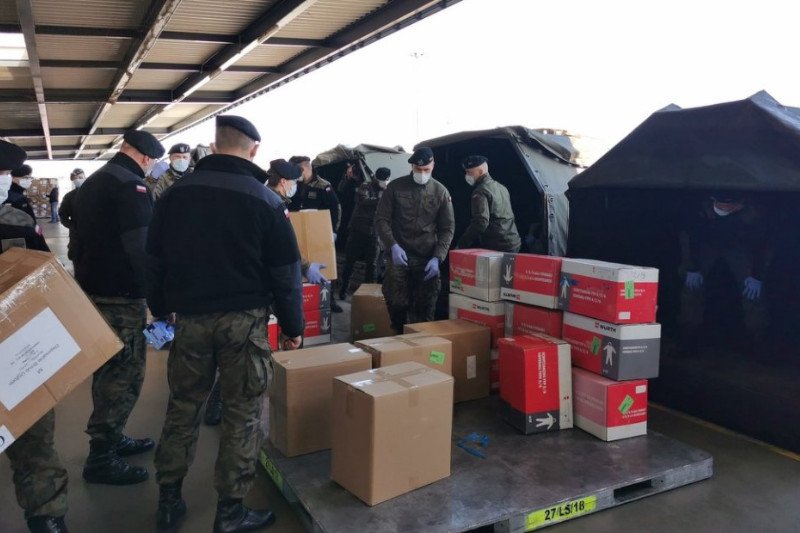 Marszałek woj. Lubuskiego ściągnęła do Polski 23 tony materiałów ochronnych z Chin.