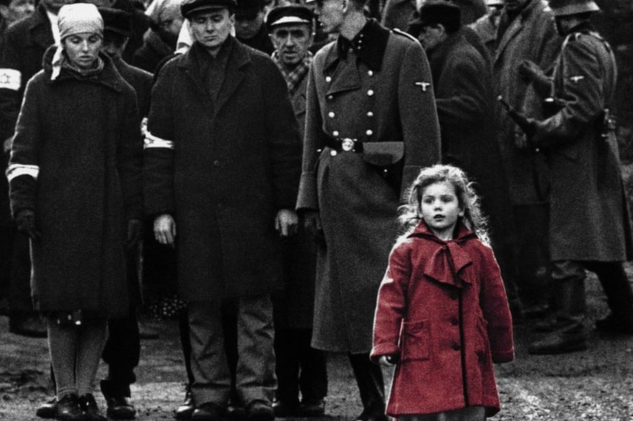 Dziewczynka w czerwonym płaszczyku z "Listy Schindlera" zachęca do pomocy Ukrainy.