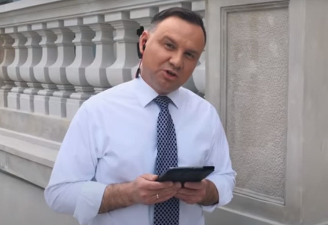 Andrzej Duda wziął udział w #Hot16Challenge2 na rzecz walki z koronawirusem. Spisaliśmy tekst jego piosenki.
