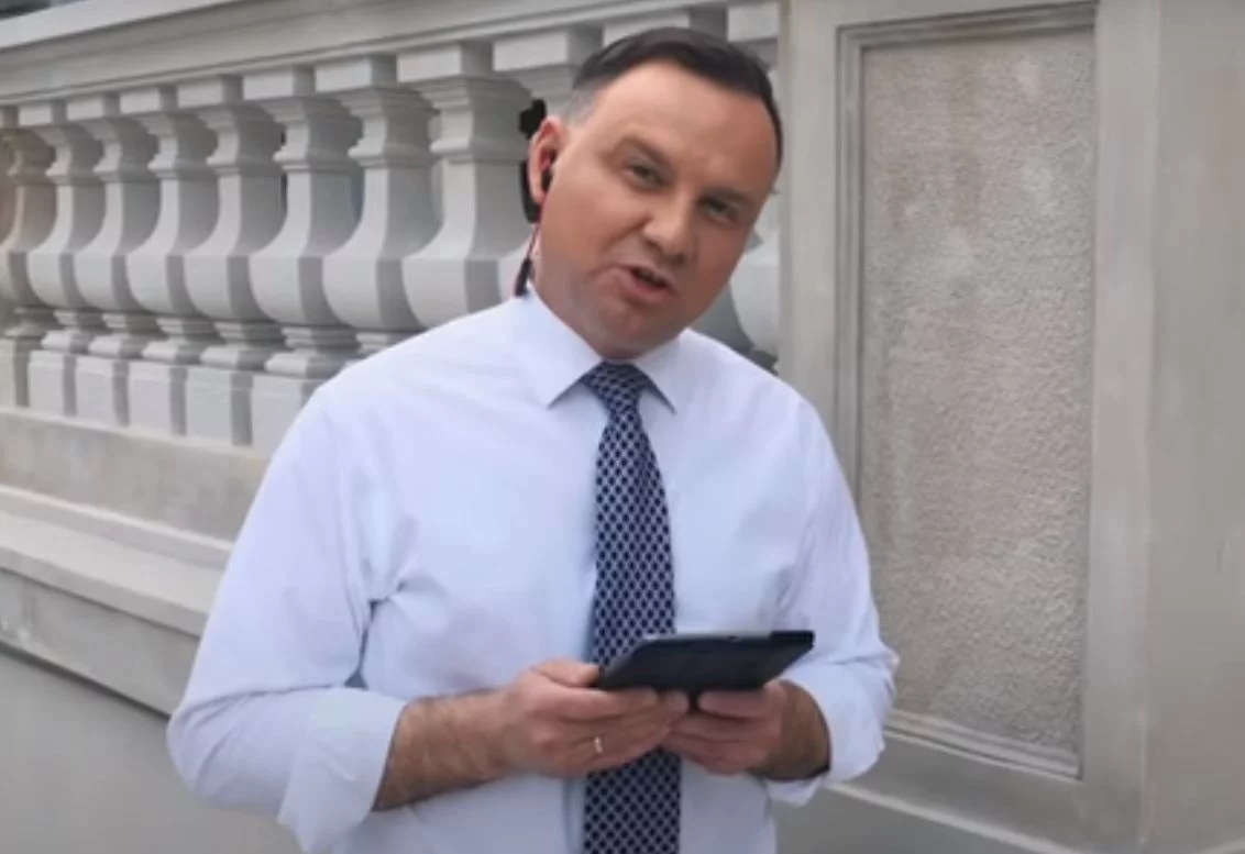 Andrzej Duda rapował w ramach #Hot16Challenge2. Oto pełny tekst piosenki prezydenta. Andrzej Duda wziął udział w #Hot16Challenge2 na rzecz walki z koronawirusem. Spisaliśmy tekst jego piosenki.