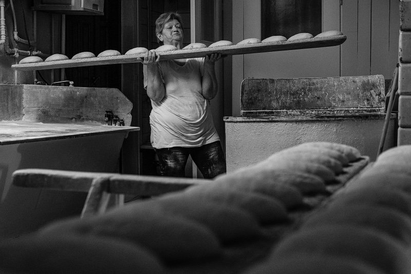 Zofia Kobus podczas pracy w piekarni