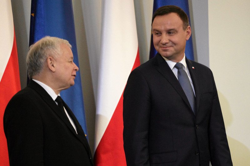 Kancelaria Prezydenta wbija szpilę PiS-owi. Prezydencki minister Krzysztof Łapiński pochwalił polityka, który mocno naraził się na Nowogrodzkiej, posła Łukasza Rzepeckiego.