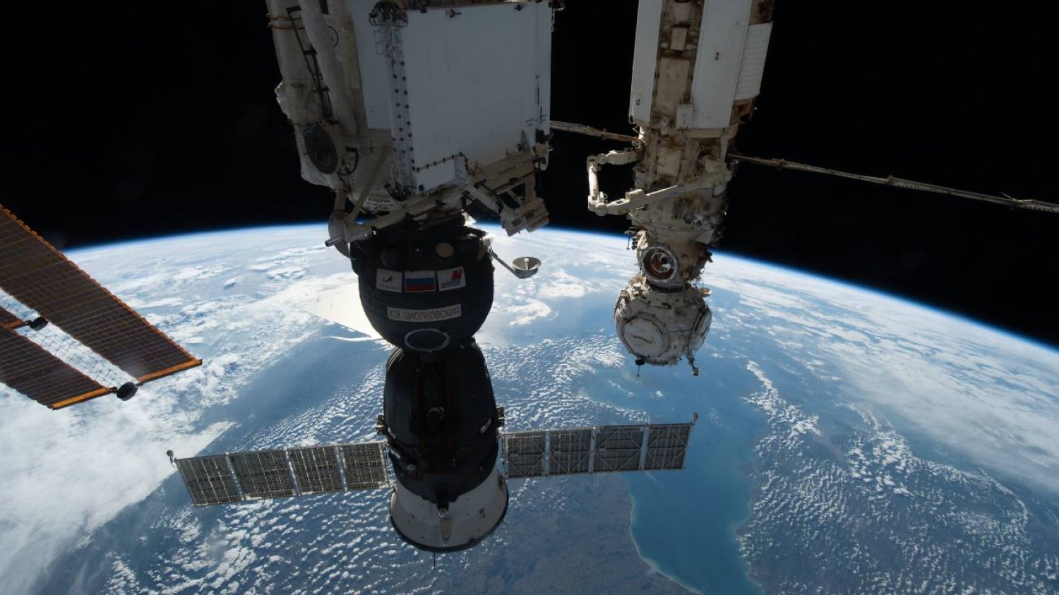 Statek misji Sojuz MS-22 zadokowany przy Międzynarodowej Stacji Kosmicznej (ISS)