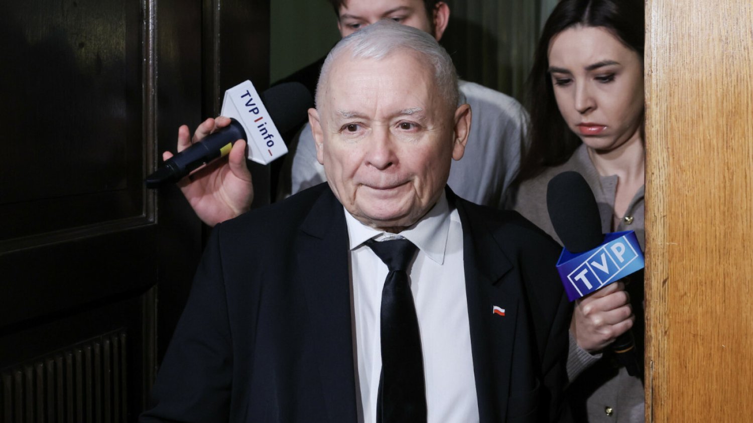Kaczyński stracił nerwy po uchyleniu immuniettu. Tak zachowywał się przed kamerami Jarosław Kaczyński stracił w piątek immunitet. Tak to skomentował prezes PiS