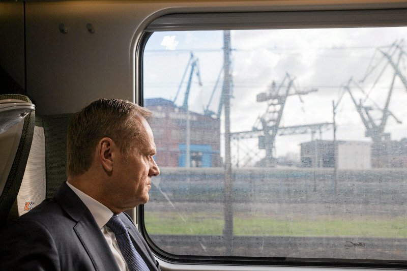 Donald Tusk podobno sprawdza czy założenie nowej partii pomogłoby mu wygrać z PiS-em. Jednak nie  samym liderem wygrywa się polityczne walki.