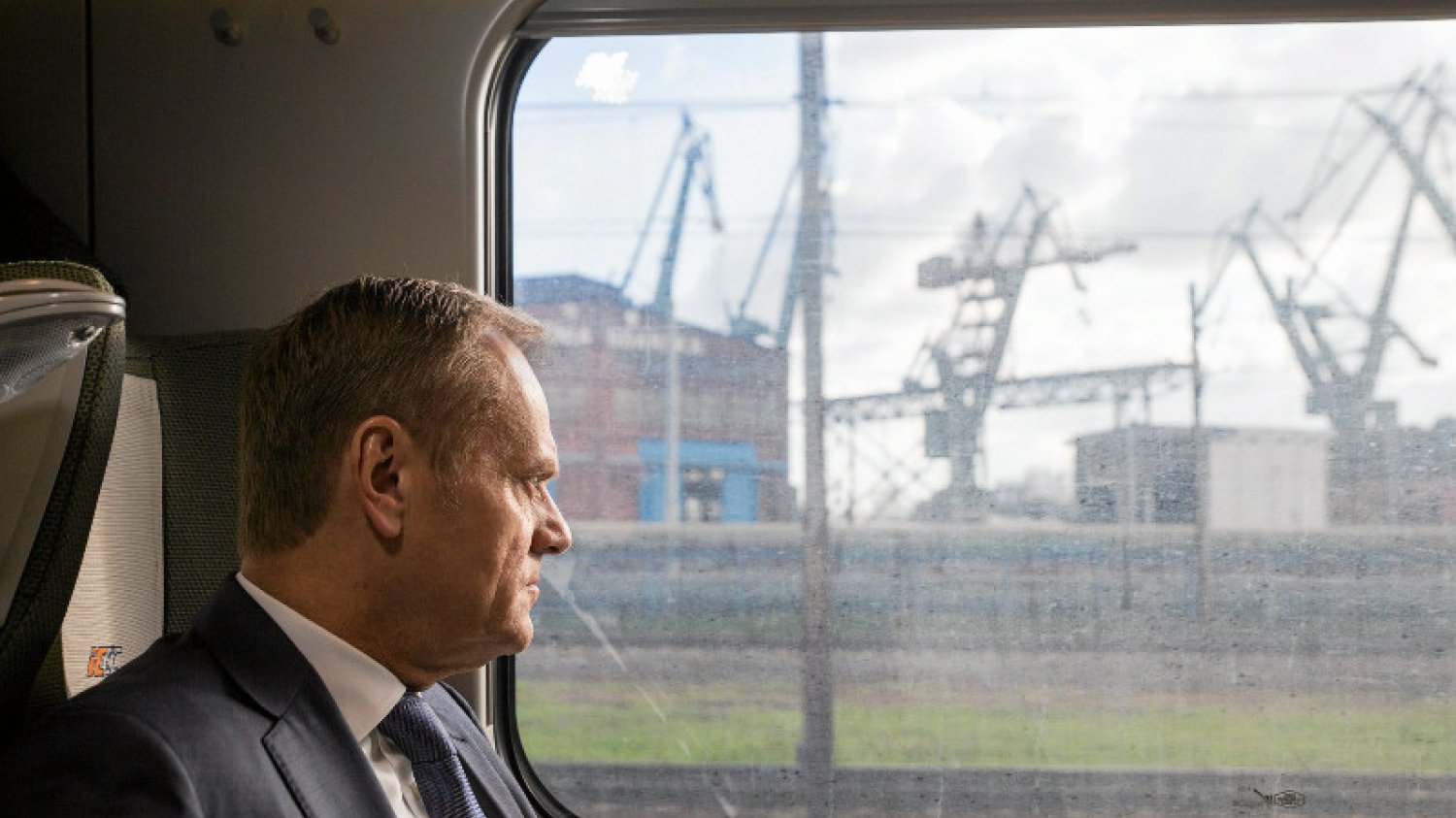 Donald Tusk podobno sprawdza czy założenie nowej partii pomogłoby mu wygrać z PiS-em. Jednak nie  samym liderem wygrywa się polityczne walki.