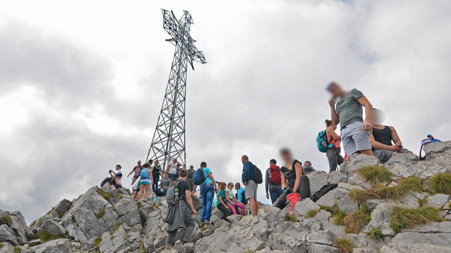 Szlak na Giewont w wakacje jak zwykle jest oblegany przez turystów.