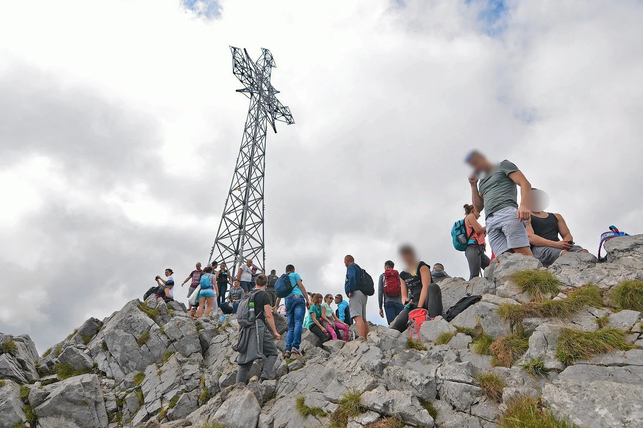 Szlak na Giewont w wakacje jak zwykle jest oblegany przez turystów.