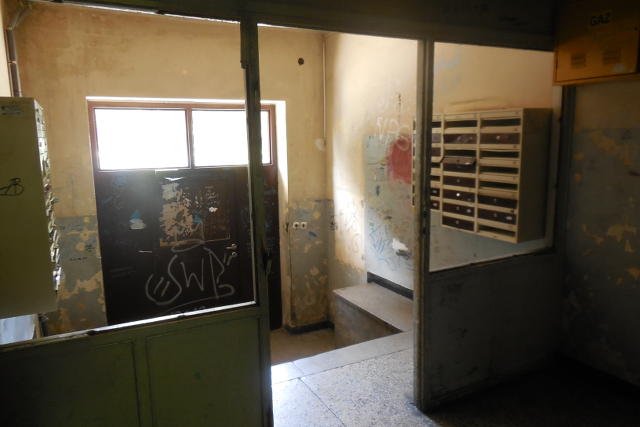 Obskurne wejście do kamienicy przy Karolkowej 64