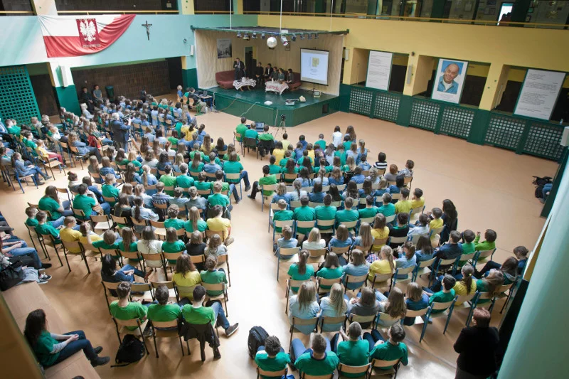 2014 rok, Poznan , Gimnazjum im. Jacka Kuronia. Uczniowie podczas spotkania z działaczami opozycji z czasów PRL : Henrykiem Wujcem i Lechem Dymarskim .