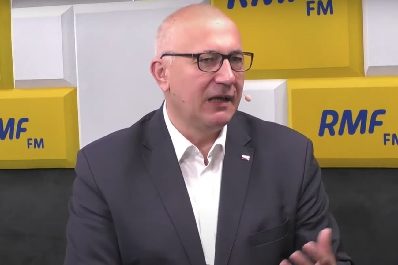 Joachim Brudziński został zapytany w RMF FM o podwyżki cen prądu i gazu.