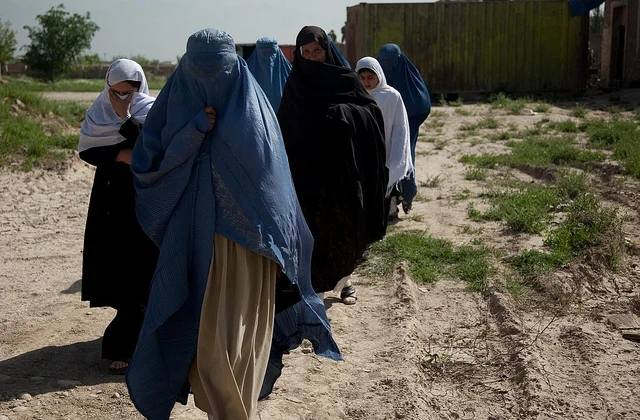 Burka może być elementem kultury. Bicie i gwałty - nie