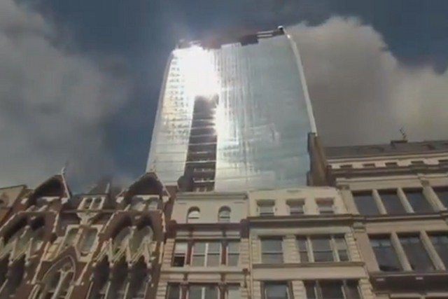 Budowany wieżowiec "Walkie-talkie" "uszkodził" jaguara Martina Lindsay'a