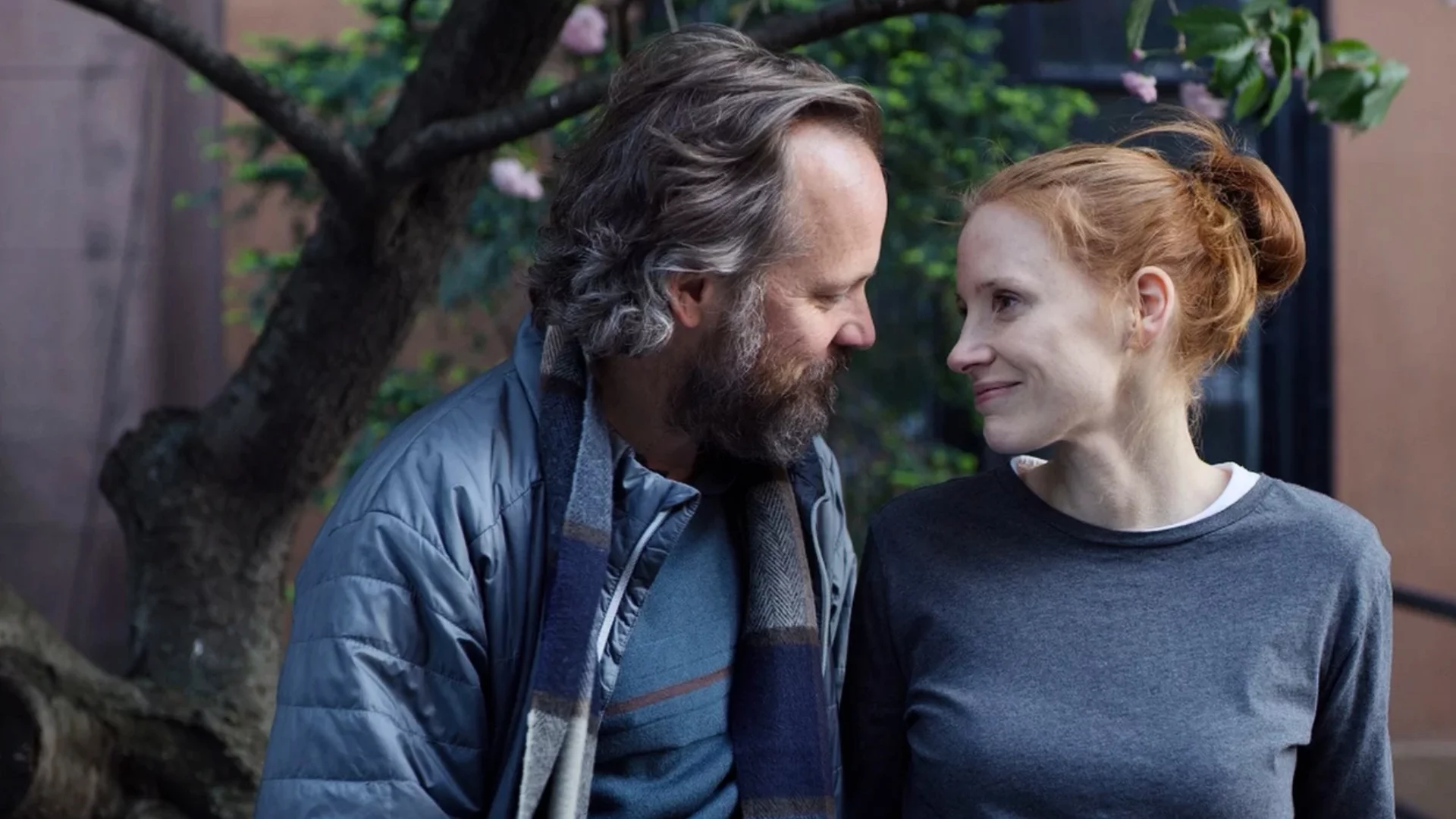 Peter Sarsgaard i Jessica Chastain w filmie "Pamięć"