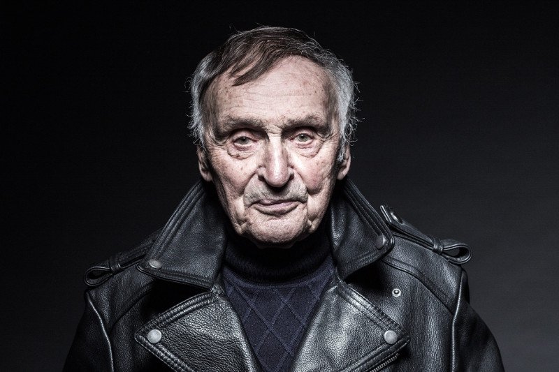 Andrzej Mularczyk – pisarz, dziennikarz, scenarzysta, radiowiec. Twórca scenariusza do ostatniego filmu Andrzeja Wajdy.