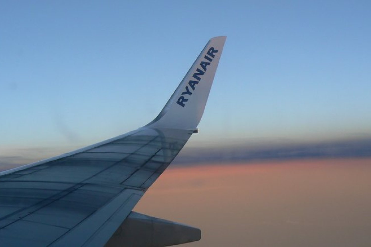 Jaki bagaż podręczny można za darmo zabrać na pokład Ryanair? Ile kosztuje nadanie bagaży w Ryanair - wymiary, ceny