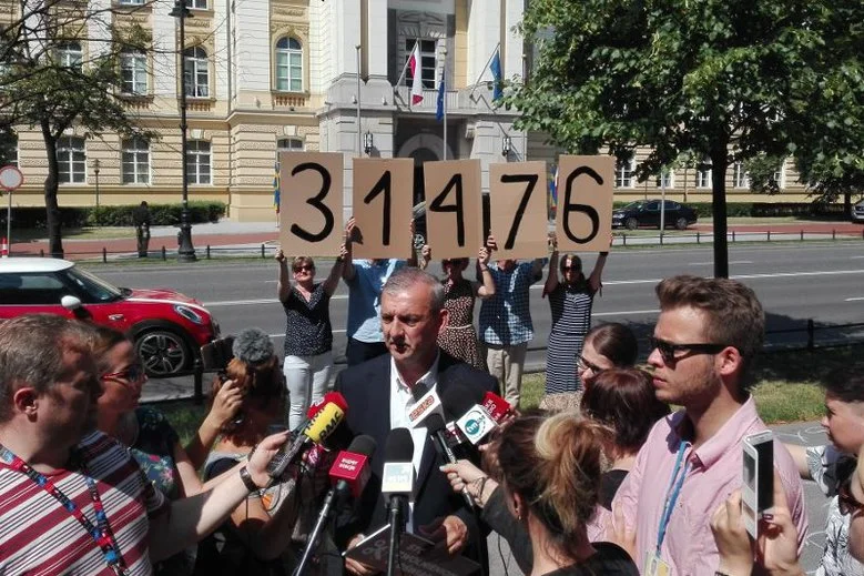 Mimo zapewnień MEN, że nikt pracy nie stracić w czerwcu 2017 roku ZNP pokazał swoje wyliczenia.