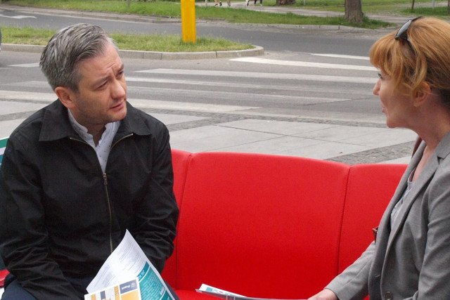 Konsultacje? Tylko na czerwonej kanapie - tak najwyraźniej uważa Robert Biedroń.