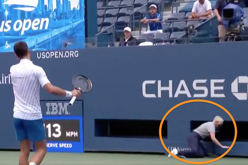 Novak Djoković został zdyskwalifikowany za trafienie arbiter liniowej.