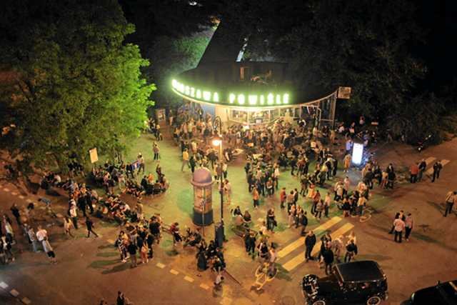 Klub Warszawa Powiśle znany jako PKP, jest wręcz oblegany nocami