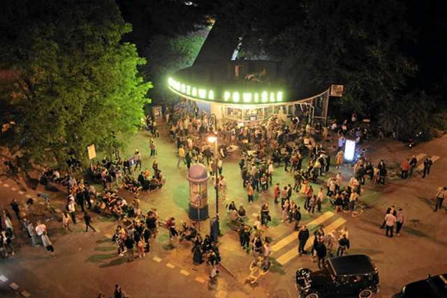 Klub Warszawa Powiśle znany jako PKP, jest wręcz oblegany nocami