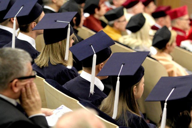 Nowy rząd zawiesza nabór do programu dla uzdolnionych studentów.