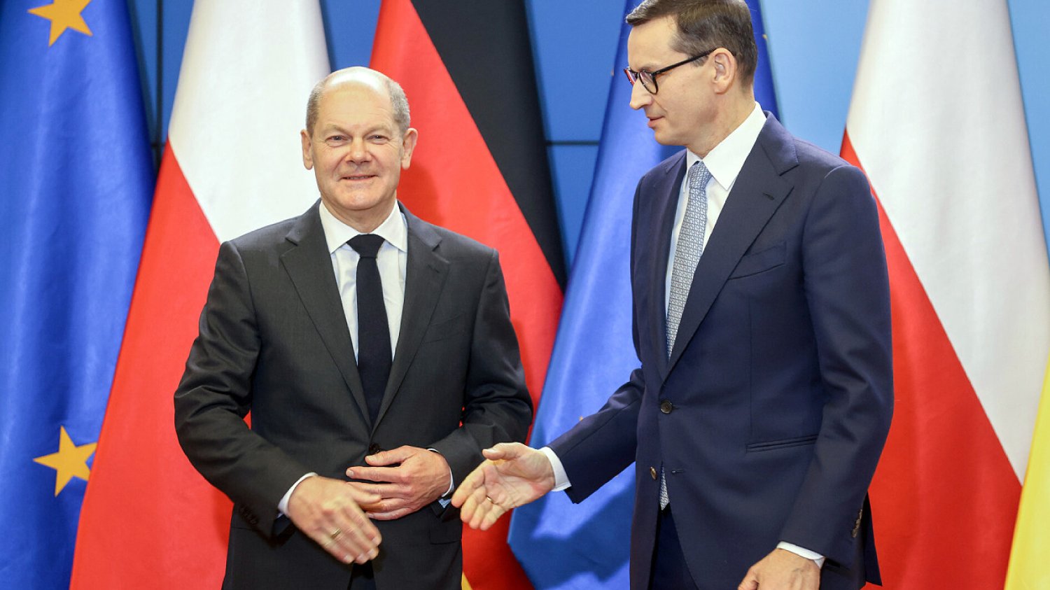 Czy rząd powinien domagać się reparacji od Niemców? Pomysł PiS nie ma dużego poparcia Polaków. Kanclerz Niemiec Olaf Scholz i premier Polski Mateusz Morawiecki.