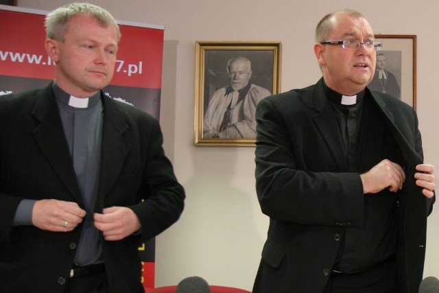 Bp Marcin Hintz (z lewej) wyjaśnił, że Kościół Ewangelicko-Augsburski w RP akceptuje stosowanie metody in vitro jako sposobu leczenia niepłodności i widzi w niej formę wspierania wartości rodzinnych i działania dla dobra rodziny