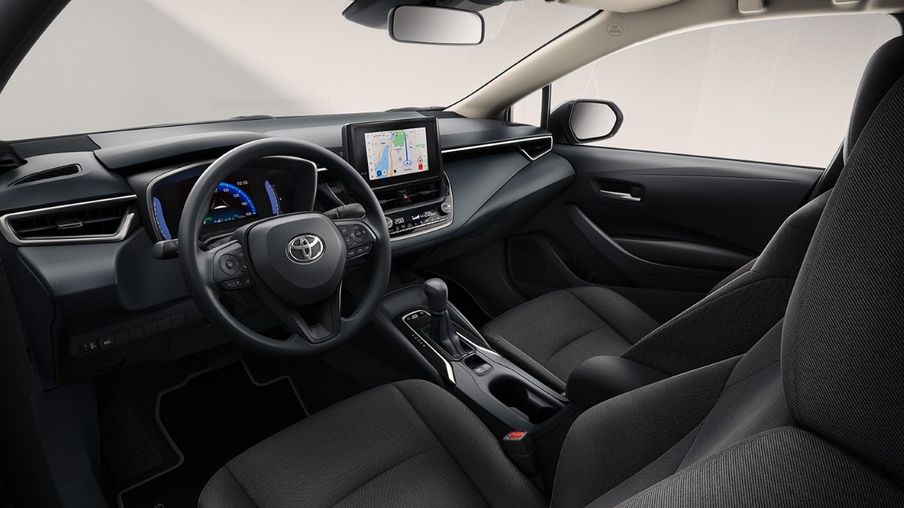 Corolla w sedanie dawno nie była tak tania. Do wyboru benzyna 1.5 lub hybryda 1.8