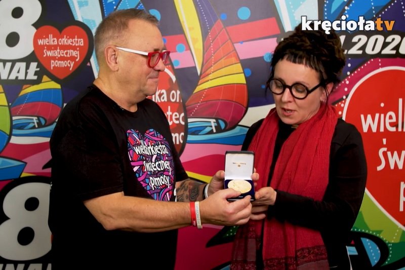 Olga Tokarczuk przekazała medal noblowski dla WOŚP.