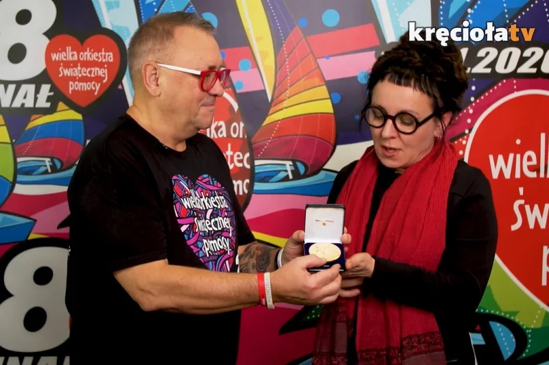Olga Tokarczuk przekazała medal noblowski dla WOŚP.