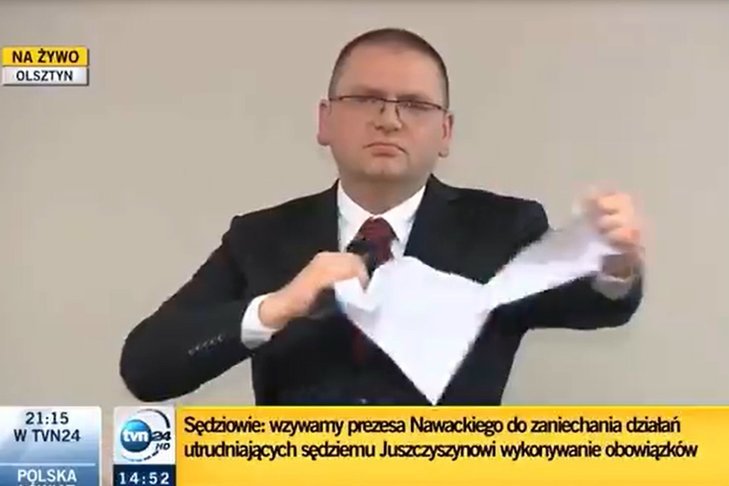 Prezes Sądu Rejonowego w Olsztynie Maciej Nawacki podarł uchwałę sędziów popierającą sędziego Pawła Juszczyszyna.