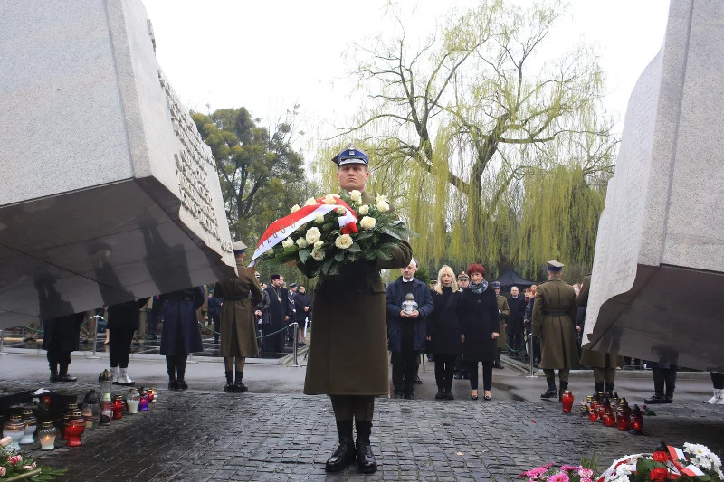 Pomnik Ofiar Katastrofy Lotniczej Pod Smoleńskiem na Cmentarzu Wojskowym na Powązkach