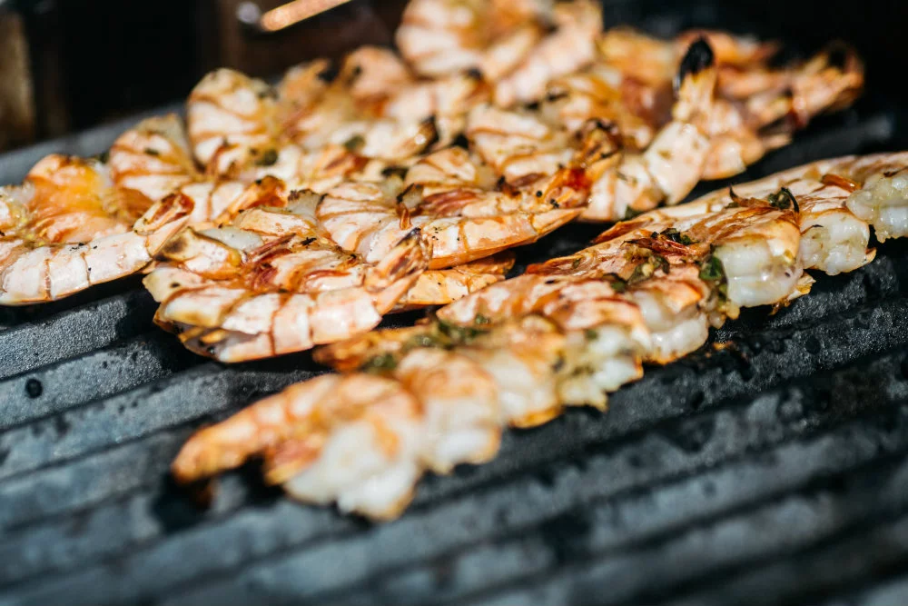 Specjałem jednego z food trucków są szaszłyki z grillowanych krewetek
