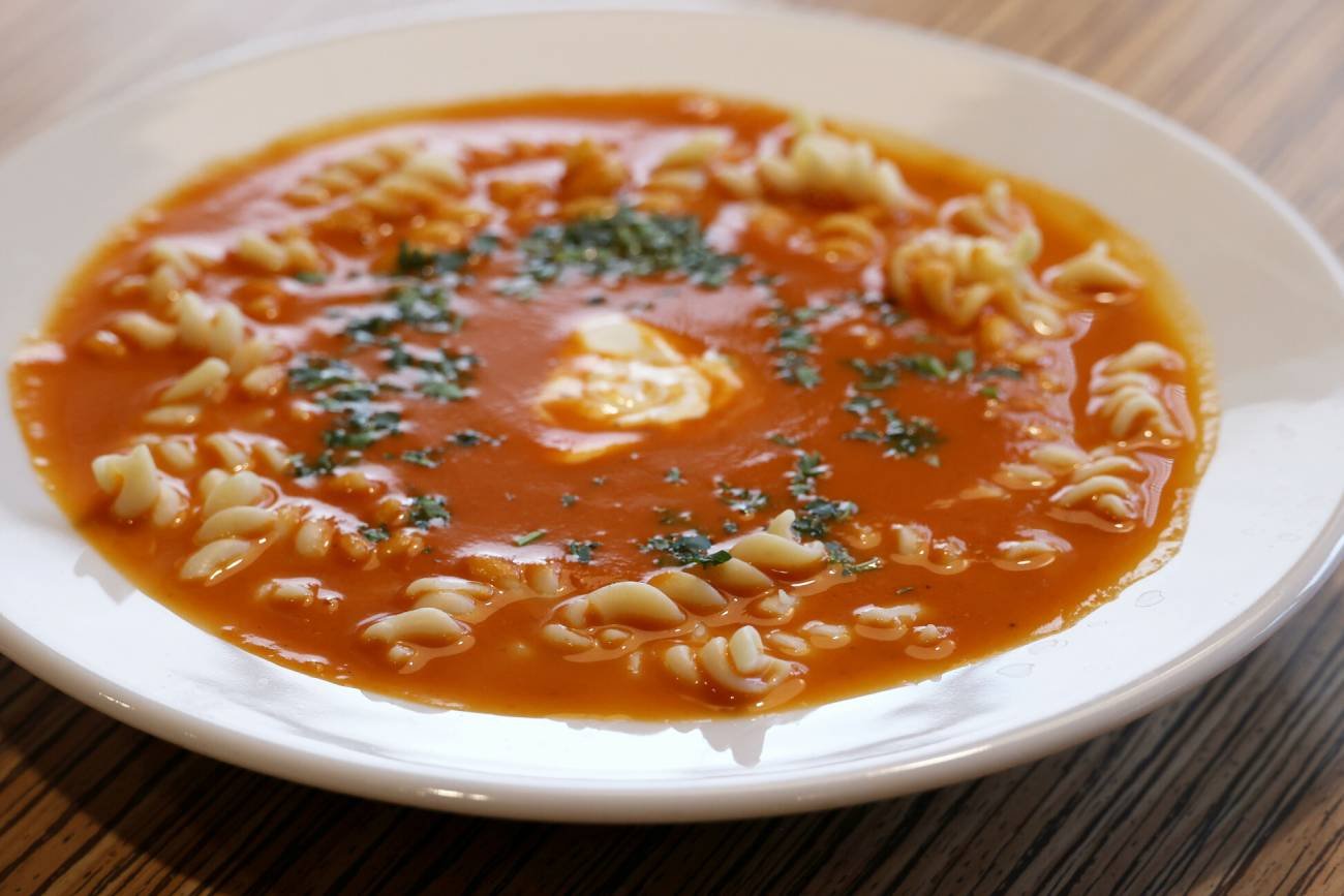 Przepis na pomidorówkę ze składnikiem-niespodzianką. Kremowa i pyszna