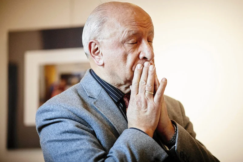 Pacjentki szpitala na Madalińskiego nie mają już styczności z Chazanem. Lekarz robi teraz karierę w kręgach kościelnych jako mówca. Temat: katolickie sumienie.