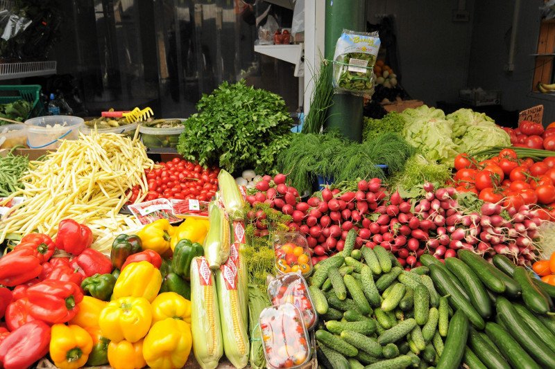 Warto jeść dużo owoców i warzyw, bo to w nich znajdziemy witaminę C.