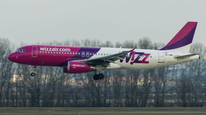 WIZZ Air - zasady bagażu. Jaki bagaż podręczny wniesiemy na pokład, za jaki trzeba zapłacić, dozwolone wymiary bagaży