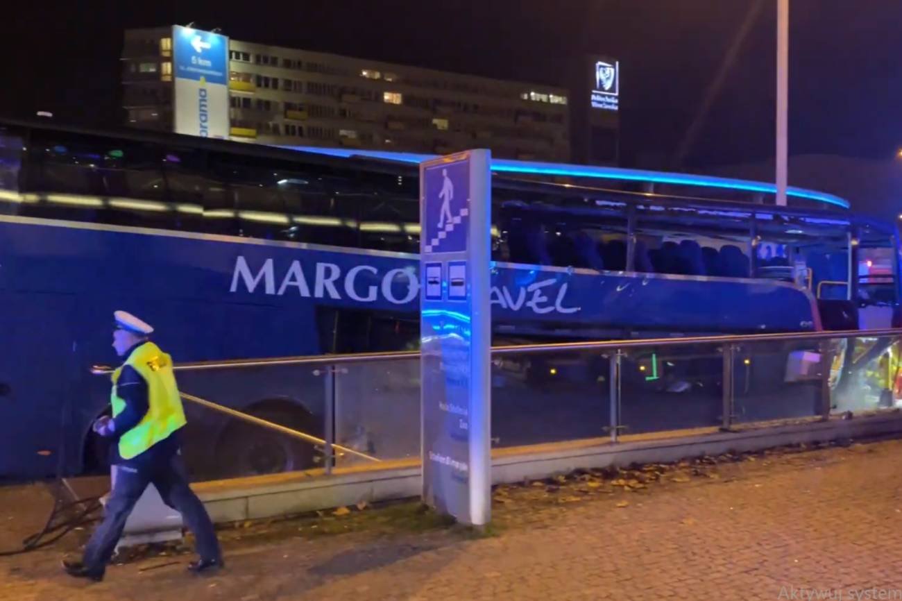 Autokar zjechał w przejście podziemne we Wrocławiu. Kierowca nie żyje