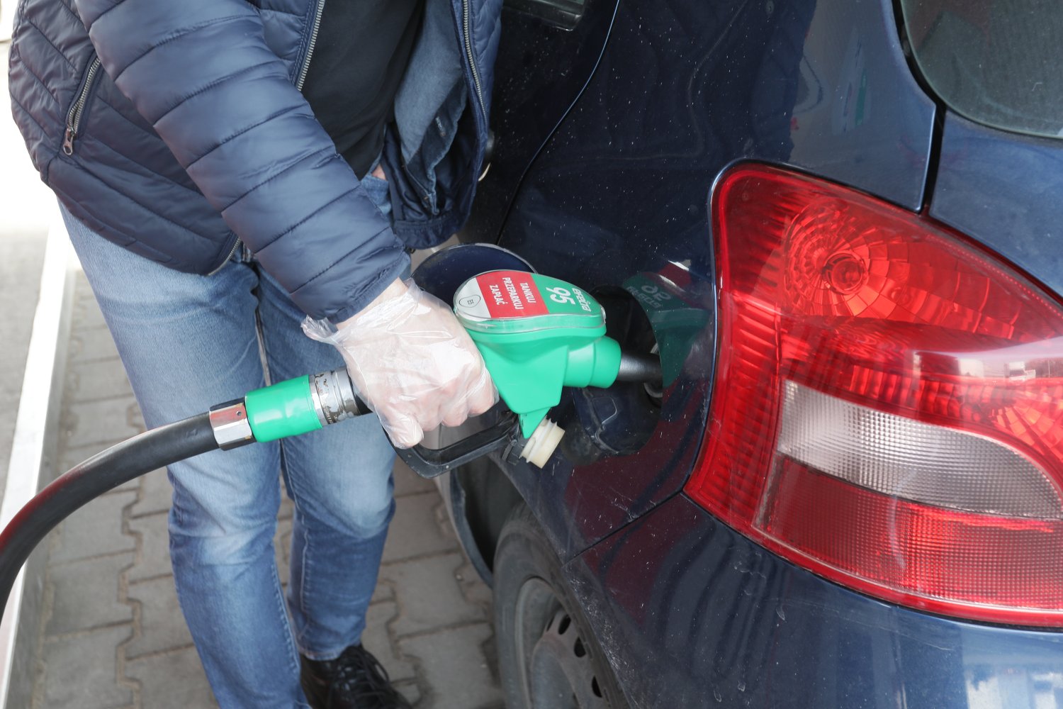 Zatankowanie złego paliwa do baku - konsekwencje i instrukcja postępowania, by jak najbardziej zmniejszyć koszt naprawy