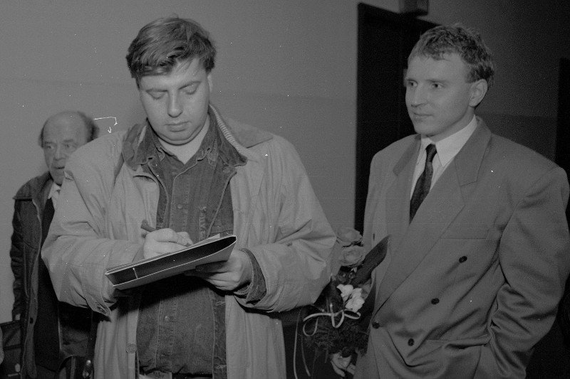 Dawne zdjęcie Piotra Semki i Jacka Kurskiego zrobione w sądzie przy okazji procesu Jan Lityński kontra Porozumienie Centrum. Ta fotografia pochodzi z roku 1993. Emocje na Twitterze dotyczą zdjęcia jeszcze starszego.