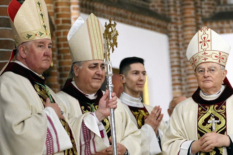 Z najnowszego sondażu CBOS wynika, że Kościół w Polsce odzyskuje zaufanie Polaków.