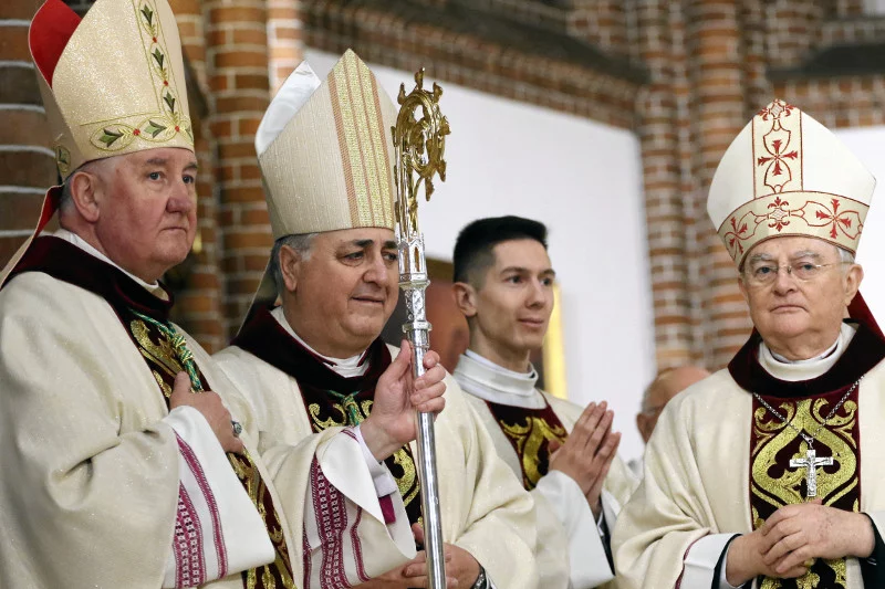 Z najnowszego sondażu CBOS wynika, że Kościół w Polsce odzyskuje zaufanie Polaków.