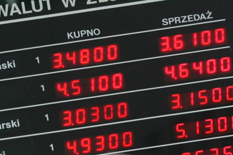 Sprawcy włamania do kantoru przy ul. Świętokrzyskiej mieli ukraść nawet milion złotych w różnych walutach.