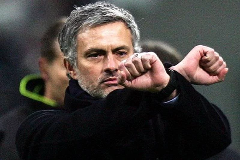 Jose Mourinho nigdy nie stronił od kontrowersyjnych gestów. Tu pokazuje co myśli o przyczynach takiej a nie innej postawy sędziego.