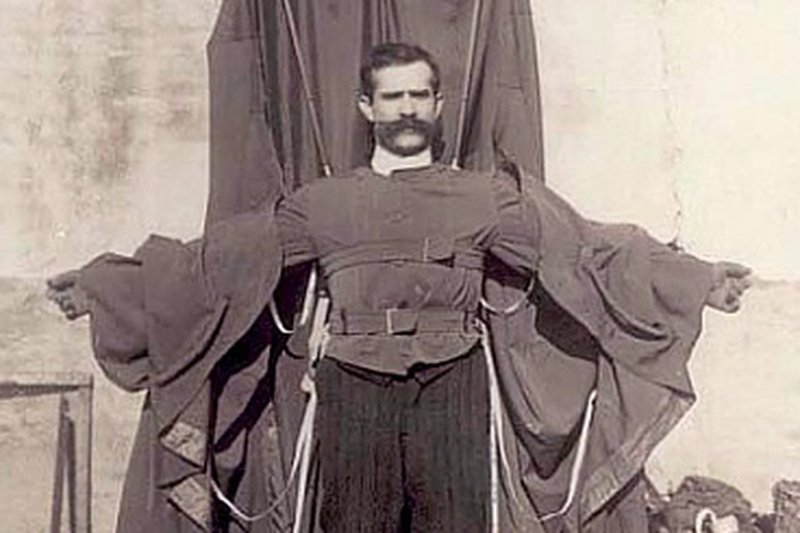 Franz Reichelt prezentuje swój wynalazek.